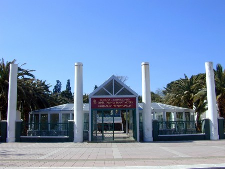  İzmir Sanat ve Tarih Müzesi 2004 yılında açılan müzede genel olarak, İzmir’de yerleşmiş her medeniyete ait objeler, sikkeler, seramik ve cam eserler bulunuyor. Mitolojik tanrı ve tanrıçalara ait heykeller ve büstler de oldukça ilgi çekici. Fuar alanında 